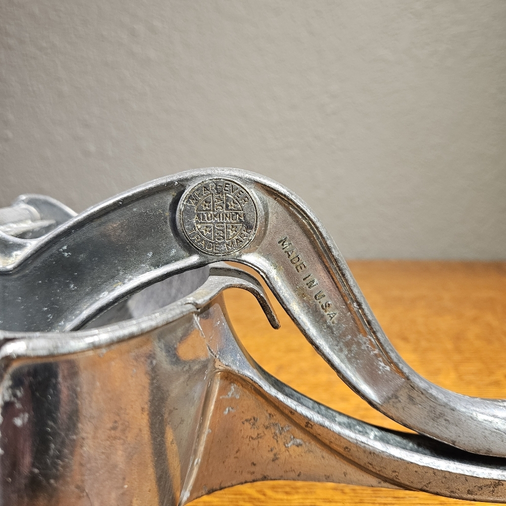 Wear-ever Handheld Vintage Juicer - Picture 3 of 15